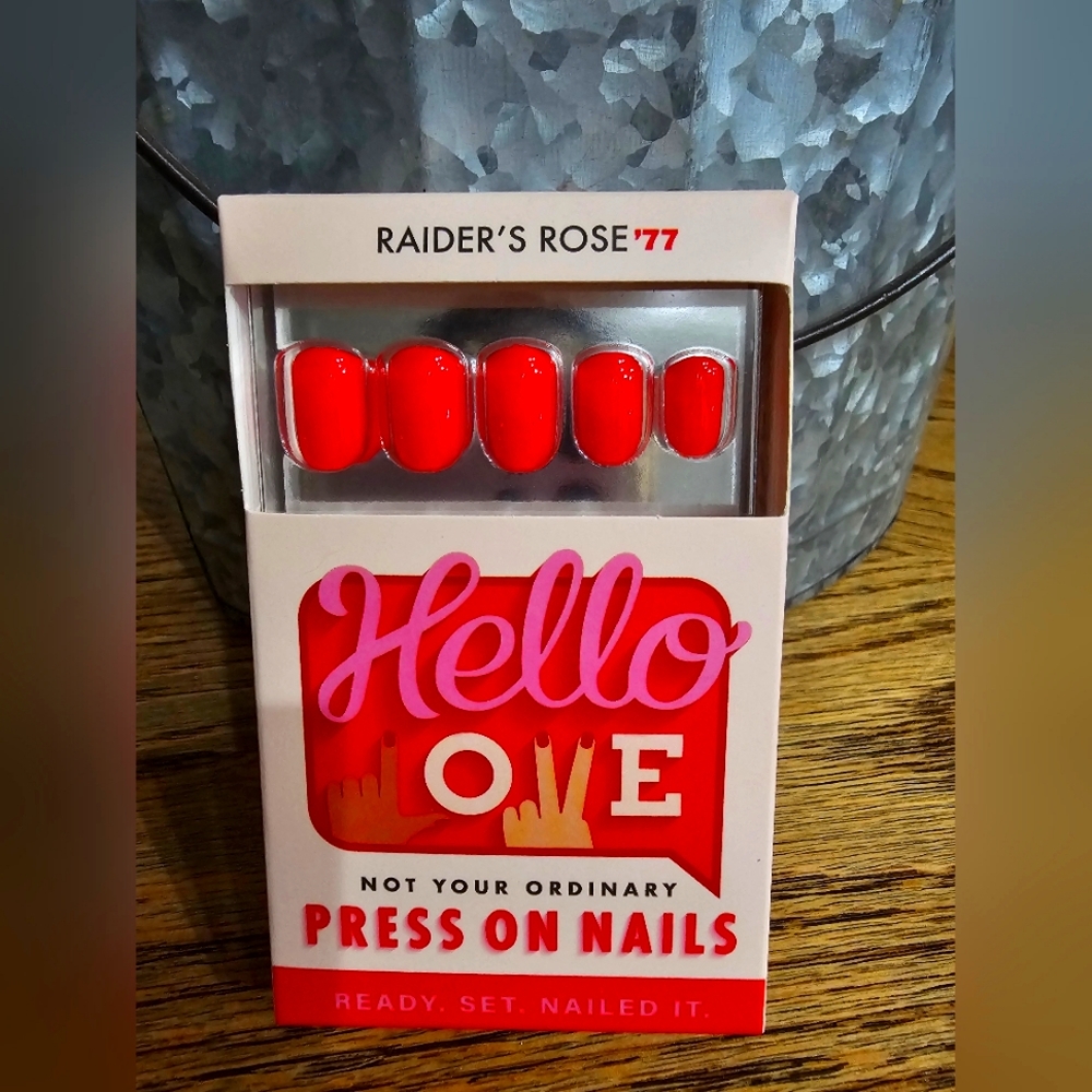 Hello Love press on nails